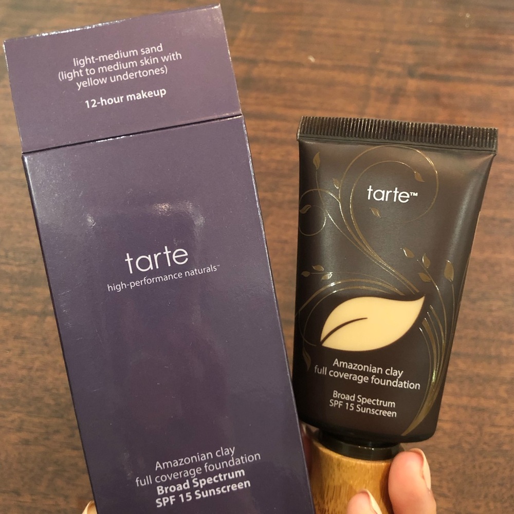 Tarte Amazonian Clay Foundation in L-m sand